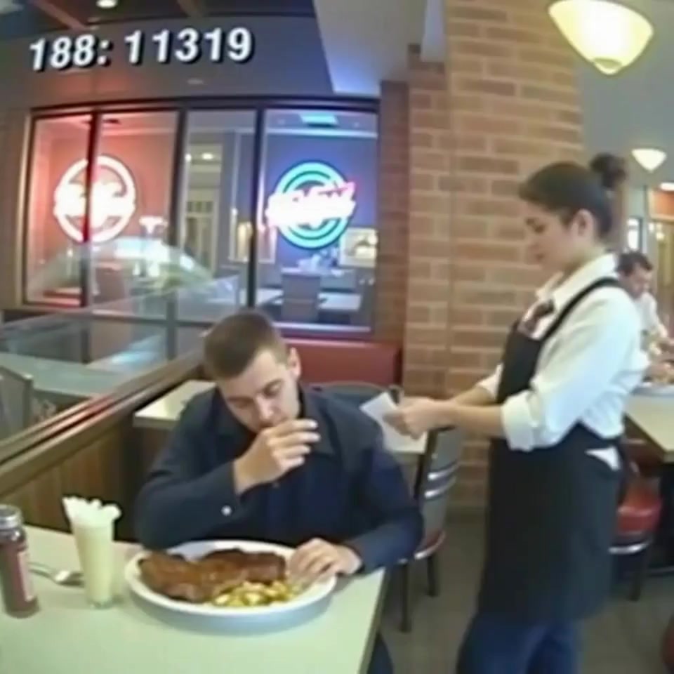 Undercover Owner Orders Steak – Waitress Secretly Slips Him a Note That Stops Him Cold Fort